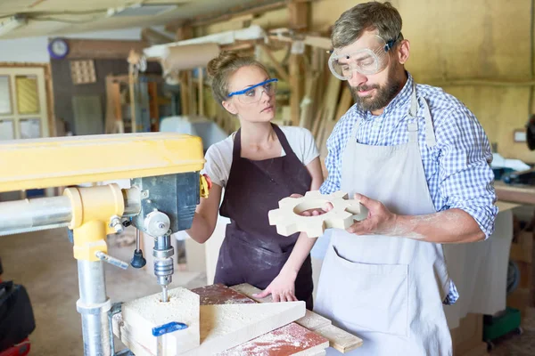 Porträt Eines Bärtigen Tischlers Der Mit Seiner Assistentin Der Werkstatt — Stockfoto