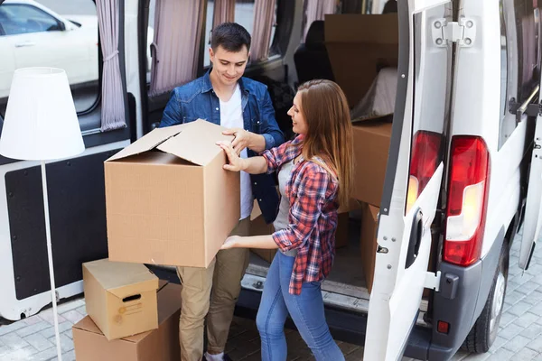 Retrato Joven Sonriente Una Mujer Descargando Grandes Cajas Cartón Furgoneta — Foto de Stock