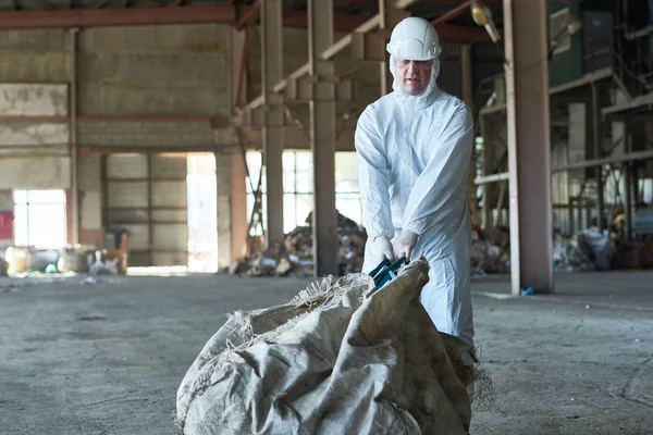 Portret Mężczyzny Garnitur Hazmat Torba Surowców Wtórnych Magazynie Zakładu Przetwarzania — Zdjęcie stockowe