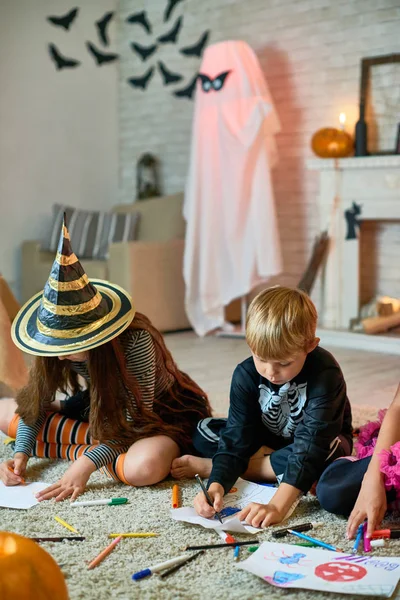 Retrato Tres Niños Con Disfraces Halloween Dibujando Sentados Suelo Estudio — Foto de Stock