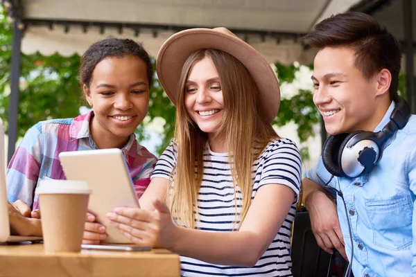 Multi Etnische Groep Van Drie Gelukkige Studenten Die Studeren Met — Stockfoto