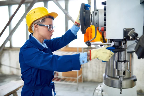 Allvarliga Säker Kvinnliga Arbetare Hardhat Bär Arbetskläder Justera Borrmaskin Före — Stockfoto