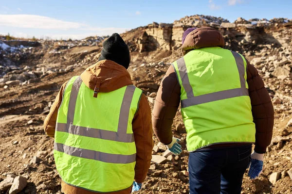 Visão Traseira Retrato Dois Trabalhadores Industriais Vestindo Jaquetas Reflexivas Deles — Fotografia de Stock