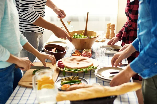 Grupo Meio Seção Jovens Que Preparam Jantar Para Celebração Festiva — Fotografia de Stock