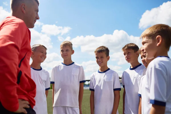 Retrato Jugadores Fútbol Sonrientes Escuchando Entrenador Campo Día Soleado — Foto de Stock