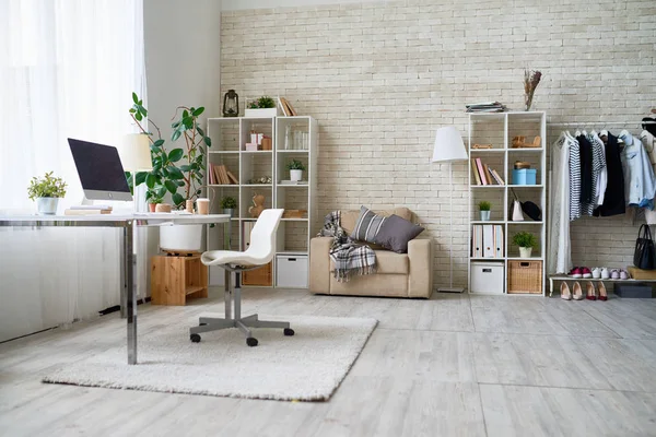 현대적인 디자인으로 아늑한 아파트에서 사무실 공간의 이미지 — 스톡 사진