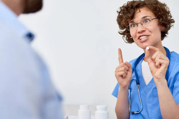 Retrato Una Joven Doctora Sosteniendo Píldora Hablando Con Paciente Explicando — Foto de Stock