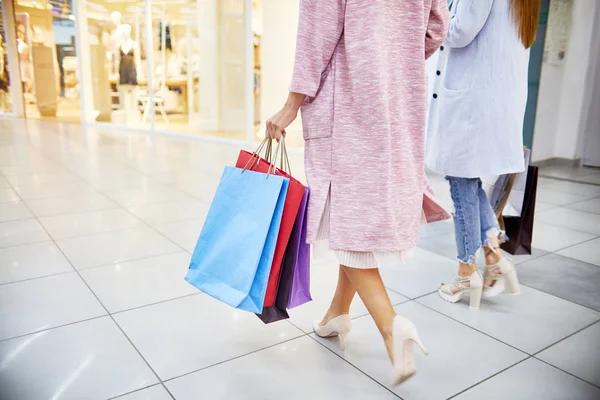 Két Gyönyörű Fiatal Visel Kabátok Magas Sarkú Cipő Gyalogos Bevásárlóközpontban — Stock Fotó