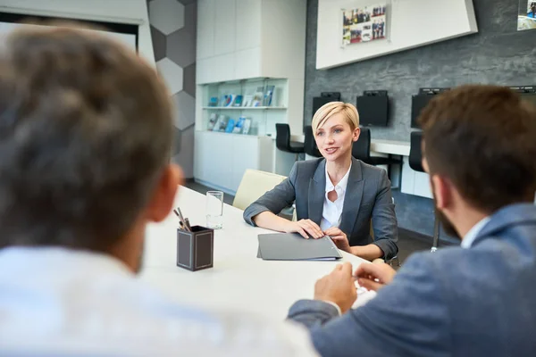 Retrato Una Joven Empresaria Exitosa Hablando Con Socios Sentados Mesa — Foto de Stock