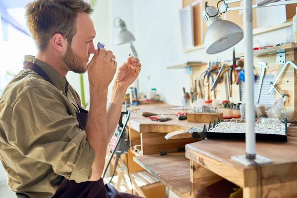 Side View Porträtt Juvelerare Tittar Ringen Genom Förstoringsglas Verkstad — Stockfoto