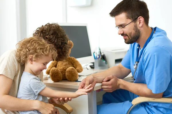 Retrato Menino Consultório Médico Pediatra Segurando Mão Das Crianças — Fotografia de Stock