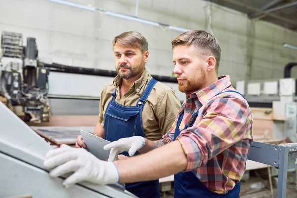 Ritratto Due Macchine Operatrici Moderno Negozio Industriale Accanto Pannello Controllo — Foto Stock