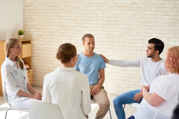 Grupo Jovens Sentados Círculo Durante Sessão Terapia Homem Confortando Outro — Fotografia de Stock
