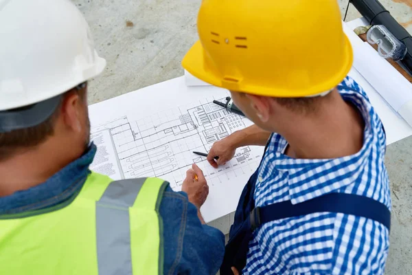 Hoge Hoek Portret Van Twee Bouwvakkers Bespreken Van Plattegronden Technische — Stockfoto