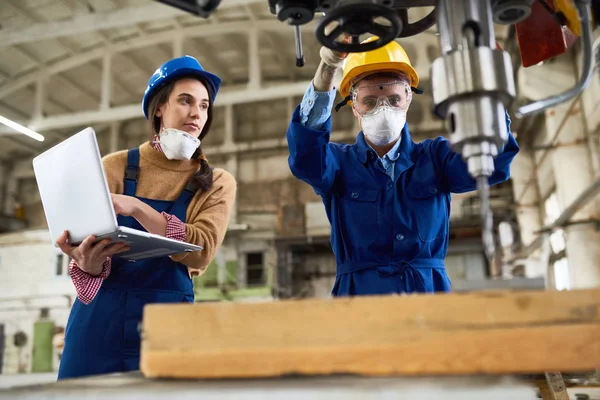 Koncentrerad Arbetare Bär Hardhat Och Filter Mask Löpande Bänk Borrning — Stockfoto