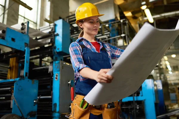 Porträtt Koncentrerad Industriell Ingenjör Studera Blueprint Medan Insvept Arbete Produktionsavdelningen — Stockfoto