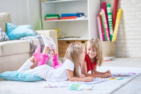 Portret Van Twee Gelukkige Kleine Meisjes Kleuren Foto Samen Vloer — Stockfoto