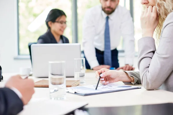 Groep Van Getalenteerde Financiële Managers Bespreken Statistische Gegevens Terwijl Het — Stockfoto