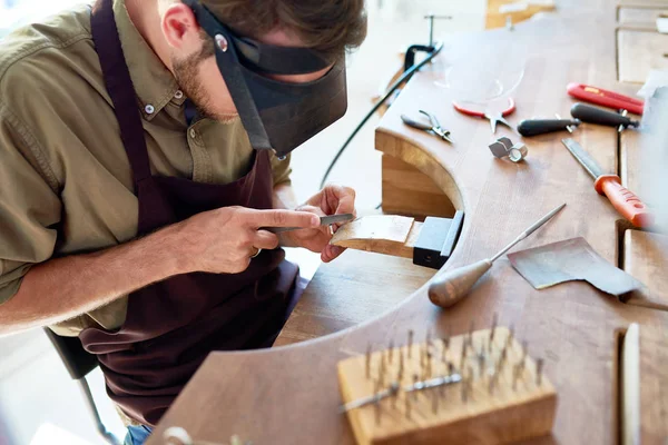 Ritratto Angolo Alto Gioielliere Che Anello Officina Formandolo Lucidandolo Con — Foto Stock