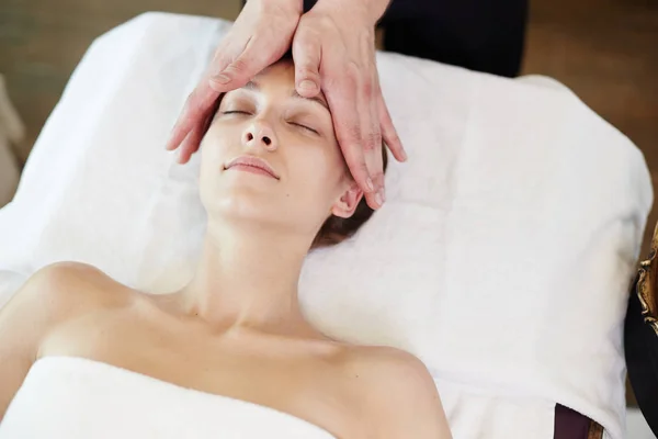 Sobre Vista Retrato Mujer Joven Disfrutando Masaje Lifting Facial Acostado — Foto de Stock