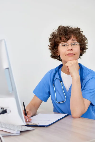 Retrato Amable Doctora Sentada Escritorio Oficina Posando Mirando Cámara — Foto de Stock