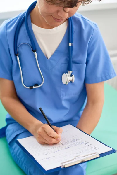 Médico Confiado Mediana Edad Que Usa Uniforme Azul Que Llena — Foto de Stock