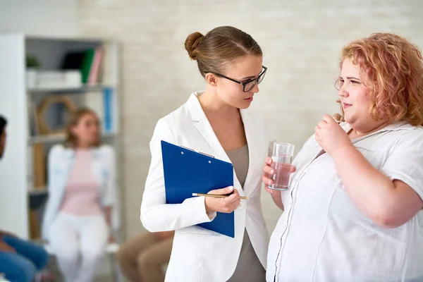 Portret Otyłych Młodych Kobiety Otwarcie Profesjonalnego Psychiatry Podczas Sesji Terapii — Zdjęcie stockowe