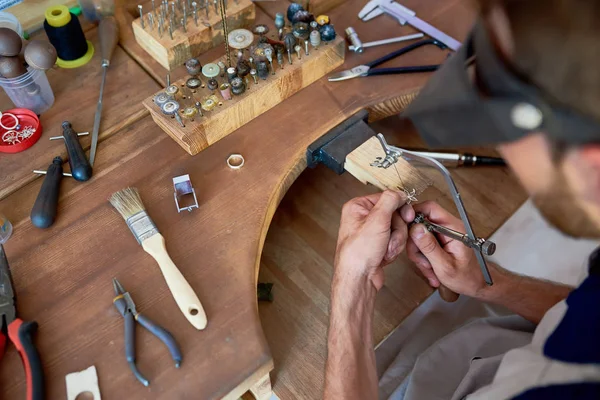 Hoge Hoek Portret Van Juwelier Bloem Ring Maken Atelier Vorming — Stockfoto