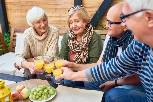 Retrato Dos Parejas Jubiladas Brindando Celebrando Reuniones Vasos Jugo Para — Foto de Stock