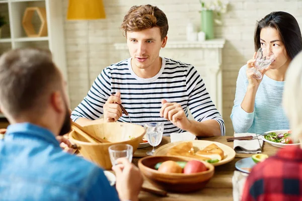 Porträtt Modern Ung Man Njuter Middag Med Vänner Sitter Vid — Stockfoto