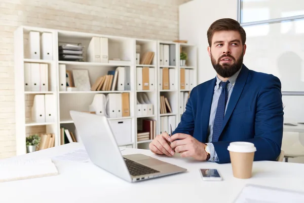 Portret Van Succesvolle Bebaarde Zakenman Uitziende Weg Denken Tijdens Het — Stockfoto