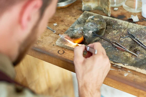 토치를 도구와 작업에 금속을 인식할 남자의 초상화를 — 스톡 사진