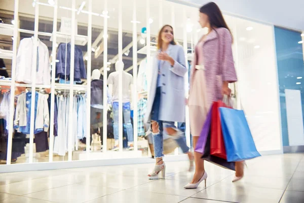 Formas Borradas Duas Jovens Mulheres Andando Shopping Conversando Alegremente Sorrindo — Fotografia de Stock