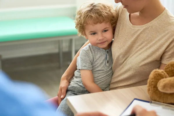 Portret Van Schattige Kleine Jongen Zit Moeders Schoot Bezoekende Arts — Stockfoto