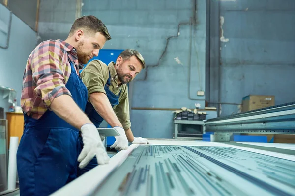 Zijaanzicht Van Twee Moderne Werklui Permanent Door Lasergravure Machine Controle — Stockfoto