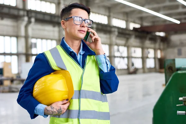 Midja Stående Säkra Tekniker Bär Reflexväst Holding Hardhat Handen Fördriva — Stockfoto