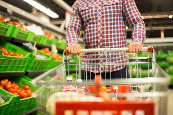 Vista Frontal Primer Plano Del Hombre Empujando Carrito Compras Con — Foto de Stock