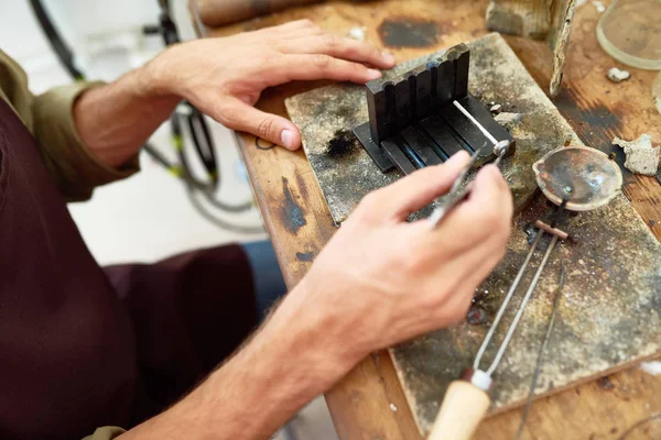 Closeup Portret Van Juwelier Vorming Van Edele Metalen Ring Werktafel — Stockfoto