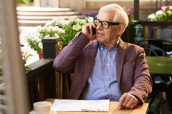 Портрет Сучасного Старшого Чоловіка Який Розмовляє Телефону Кафе Відкритому Повітрі — стокове фото