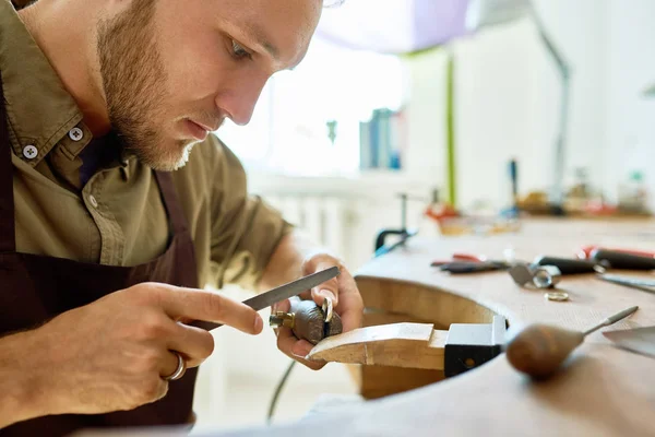 Kant Weergave Portret Van Jonge Juwelier Gouden Ring Maken Atelier — Stockfoto