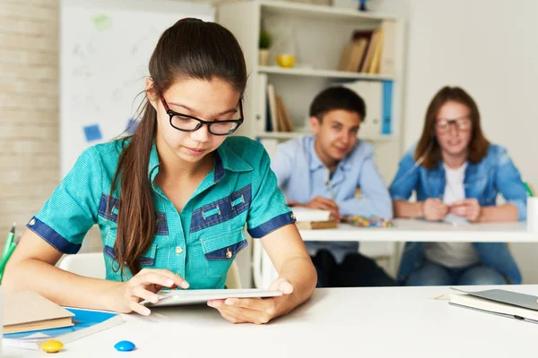 Portret Van Teenage Schoolmeisje Met Behulp Van Digitale Tablet Tijdens — Stockfoto