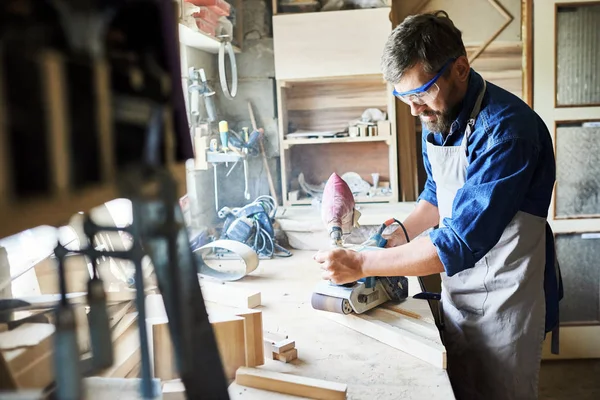 Portret Van Volwassen Bebaarde Timmerman Polijsten Stuk Hout Werkplaats Tegen — Stockfoto