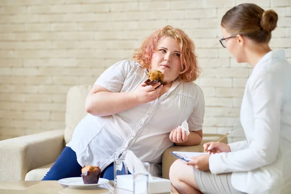 Portret Nadwagą Młoda Kobieta Jedzenie Babeczki Podczas Sesji Terapii Psychiatra — Zdjęcie stockowe