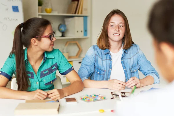 Freckled Teenager Sharing Ideas Classmates Joint School Project While Gathered — Stock Photo, Image