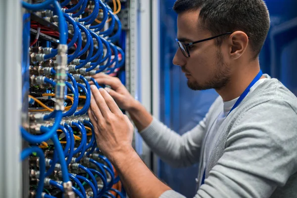 Retrato Vista Lateral Del Hombre Joven Conectando Cables Gabinete Del — Foto de Stock