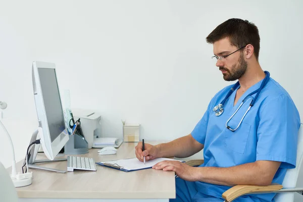 Retrato Vista Lateral Del Médico Con Experiencia Sentado Escritorio Consultorio — Foto de Stock