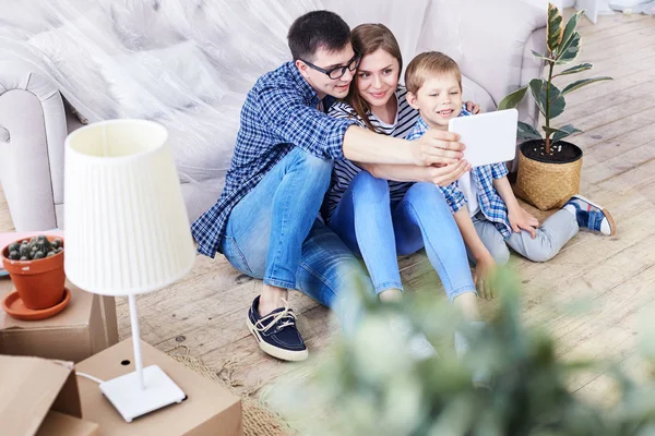 Rozkošný Rodiny Tří Shromáždili Obývacím Pokoji Nový Byt Pořizování Selfie — Stock fotografie