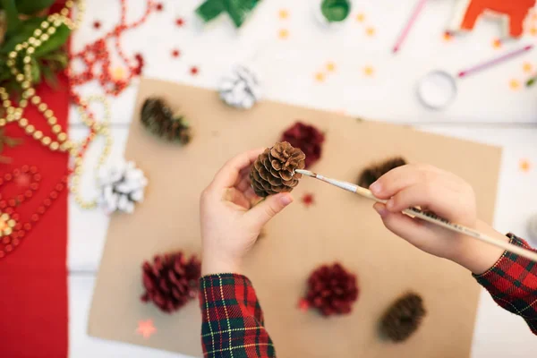 Close Tiro Menina Irreconhecível Mesa Madeira Cobrindo Pinecone Com Guache — Fotografia de Stock