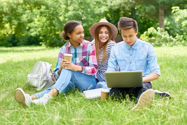 Πορτρέτο Του Τρεις Ευτυχισμένος Μαθητές Κάθονται Στο Πράσινο Γκαζόν Laptop — Φωτογραφία Αρχείου