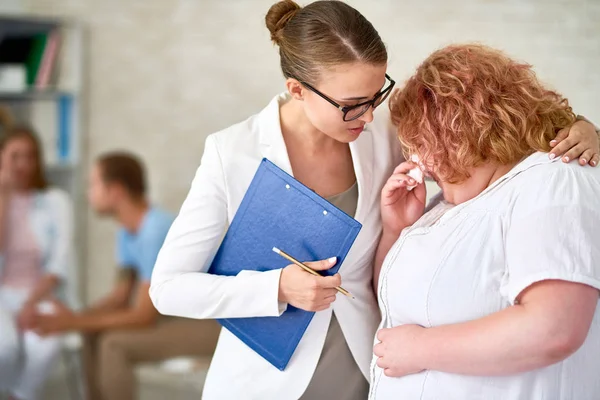 Ritratto Giovane Psichiatra Donna Che Parla Con Donna Obesa Piangendo — Foto Stock